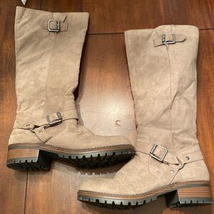 KENNETH COLE. Women’s boots.